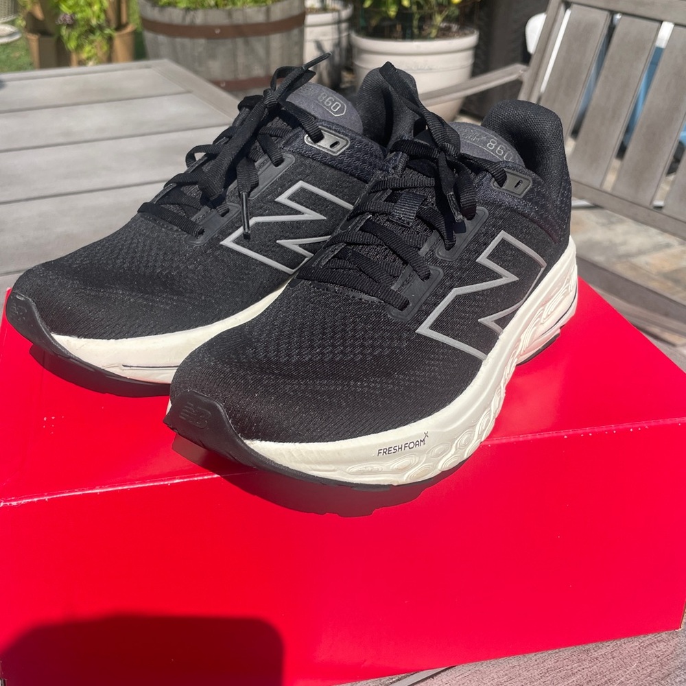 New Balance Fresh Foam X 860v14 in Black and White - Womens 9B - Like New